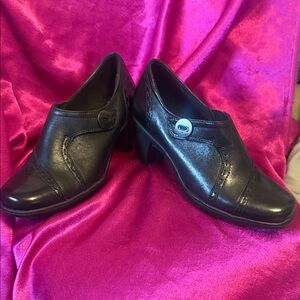 Earth origins size 7.5 Black Leather Heeled Loafers like new